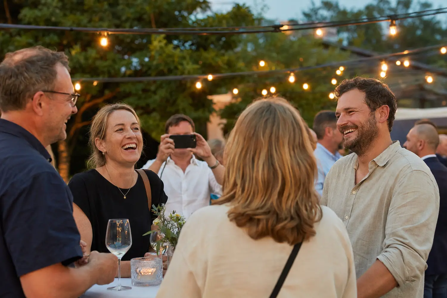 Gäste unterhalten sich bei einem sommerlichen Vereins- oder Firmenevent